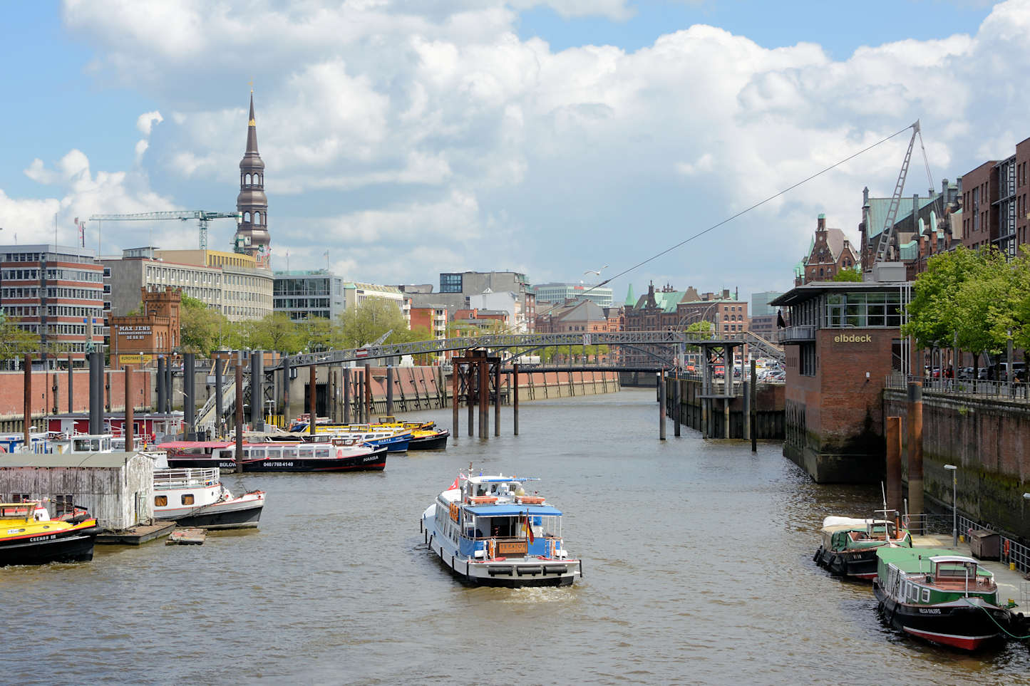 7490 Blick über den Binnenhafen zum Zollkanal - Fahrgastschiff fährt in den Kanal. | Binnenhafen - historisches Hafenbecken in der Hamburger Altstadt.